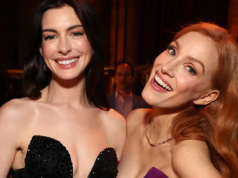 Hathaway e Chastain com uma foto de máscaras faciais